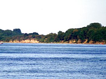 Blick vom Priwall Strand zum Steilufer in Richtung Mecklenburg Vorpommern Ostsee