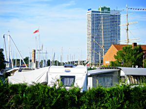 Strandcamping auf dem Priwall bei Travemnde im Hintergrund das Maritim Hotel02